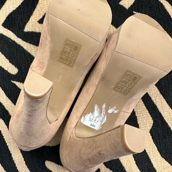 Size 7 Never worn Le Chateau heels. - Picture 3 of 7